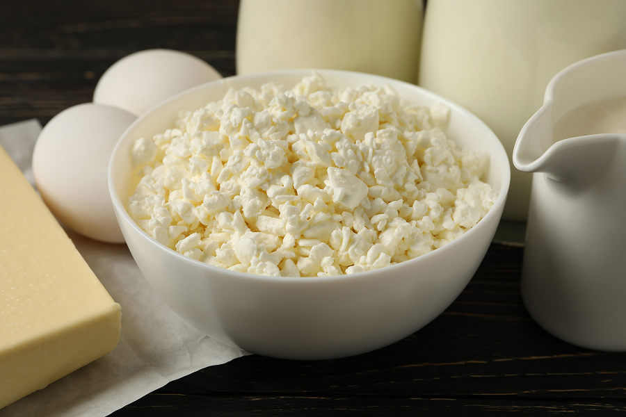 A bowl of creamy cottage cheese topped with fresh blueberries and raspberries.